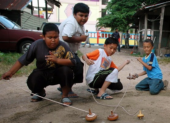 Budak Budak Jitra Permainan Gasing Tradisional 