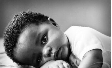 Baby black time. младенец негр. прогулочная коляска baby time babytime. прогулочная коляска babytime. ребенок в темноте.