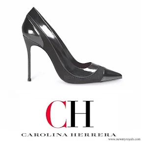 Queen Letizia wore Carolina Herrera black patent and suede pumps