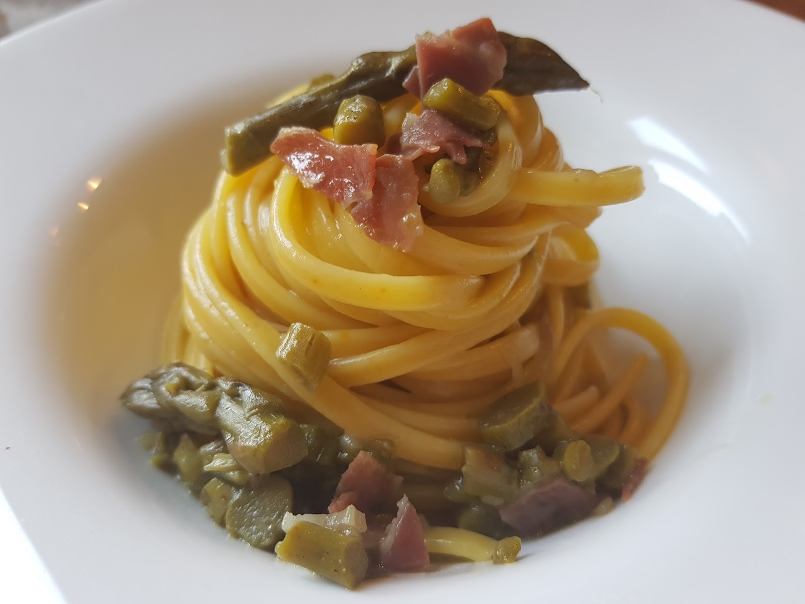 LInguine allo zafferano con asparagi selvatici e prosciutto crudo di