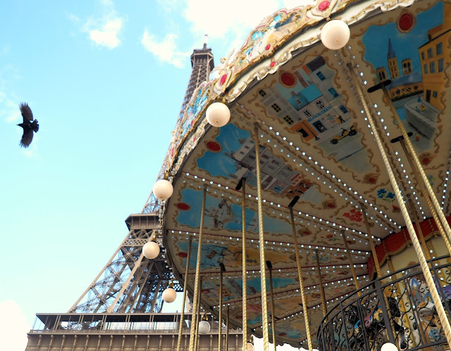 weekend in paris | acupoft eiffel tower carousel