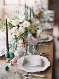 elizabeth-messina-farmhouse-table-floral-centerpiece-candles-placesettings