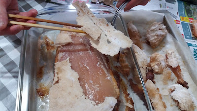Poitrine de porc laquée; enlever la croûte de sel;