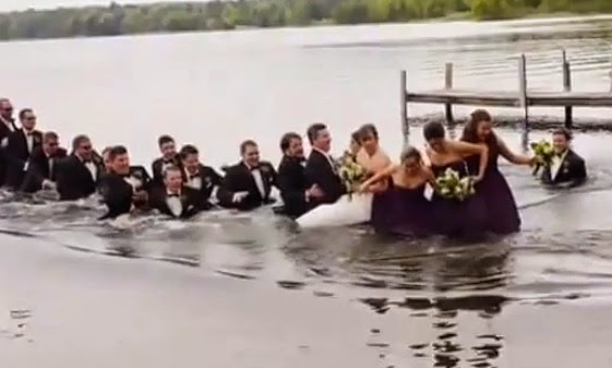 novios e invitados caen al agua