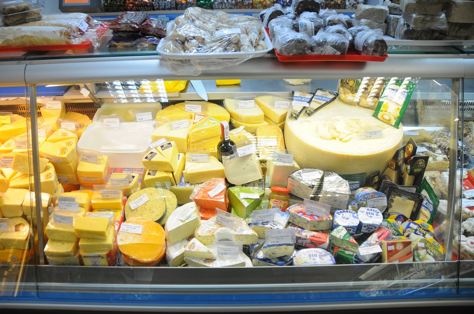 Модернизация через развитие: Новая выкладка в сырной витрине. Гастроном ...