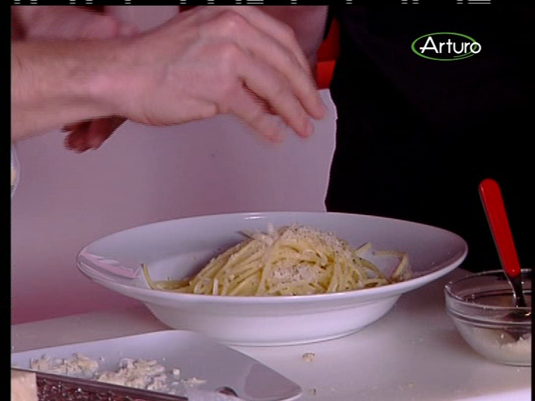 Ricette TV Spaghetti parmigiano e pepe e cialde di spaghetti e