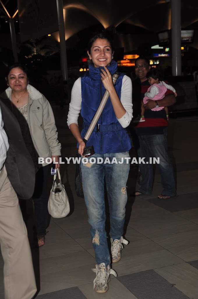Anushka Sharma1 - Anushka Sharma Snapped at Airport