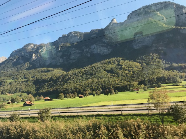 スイス鉄道の車窓から見たスイスの風景