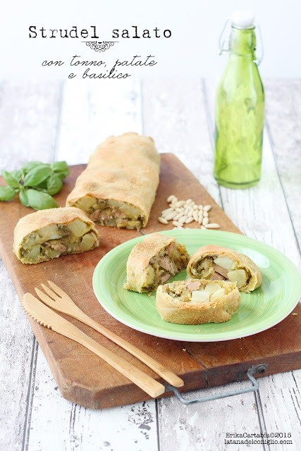 strudel salato con tonno, patate e basilico