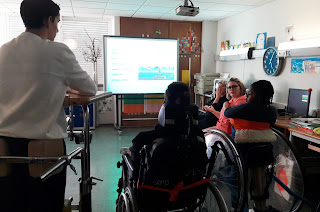 Um grupo de alunos ouve com atenção as palavras da Dra. Inês e no quadro encontra-se representado o farol de Aveiro, o mais alto de Portugal