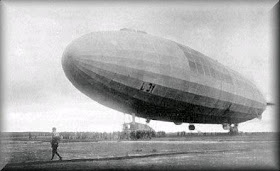 La Vida Invisible: Los primeros ataques aéreos