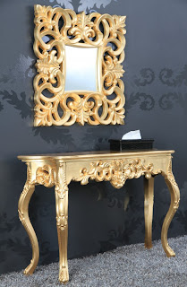 Luxusná dizanová konzola v zlatej farbe. Toaletný stolík Venice Gold
