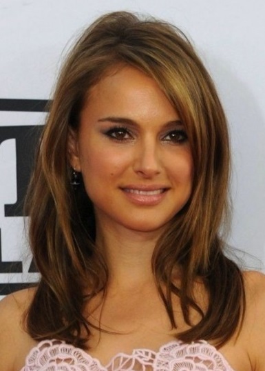 Corte por debajo de los hombros con mechas más claras
