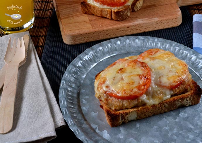  Sandwich o tosta de atún, tomate y queso (Receta fácil)