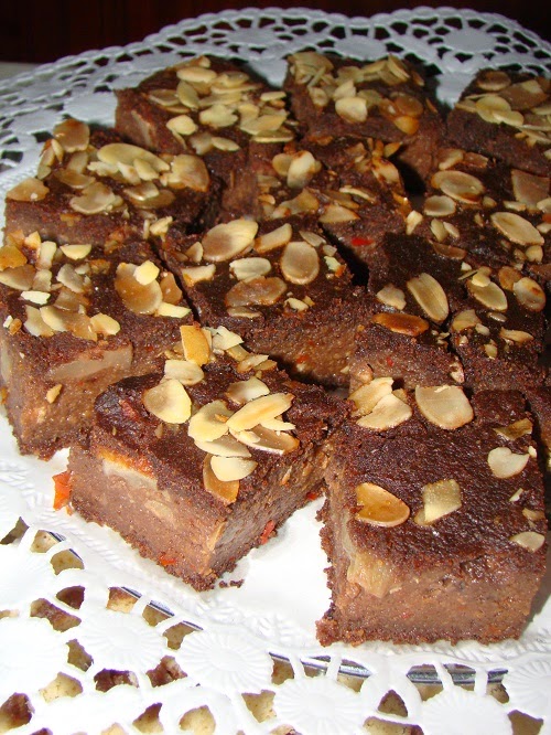 Negresa cu branza de vaci, mere si dulceata de ardei iute