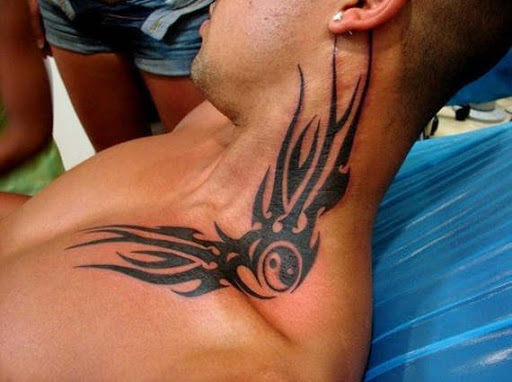 Tatuagem Tribal para os homens no pescoço a orelha