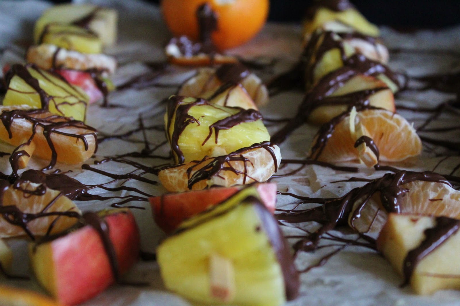 This Rawsome Vegan Life fruit kebabs with chocolate