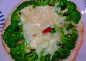 Esfiha aberta de queijo com brócolis