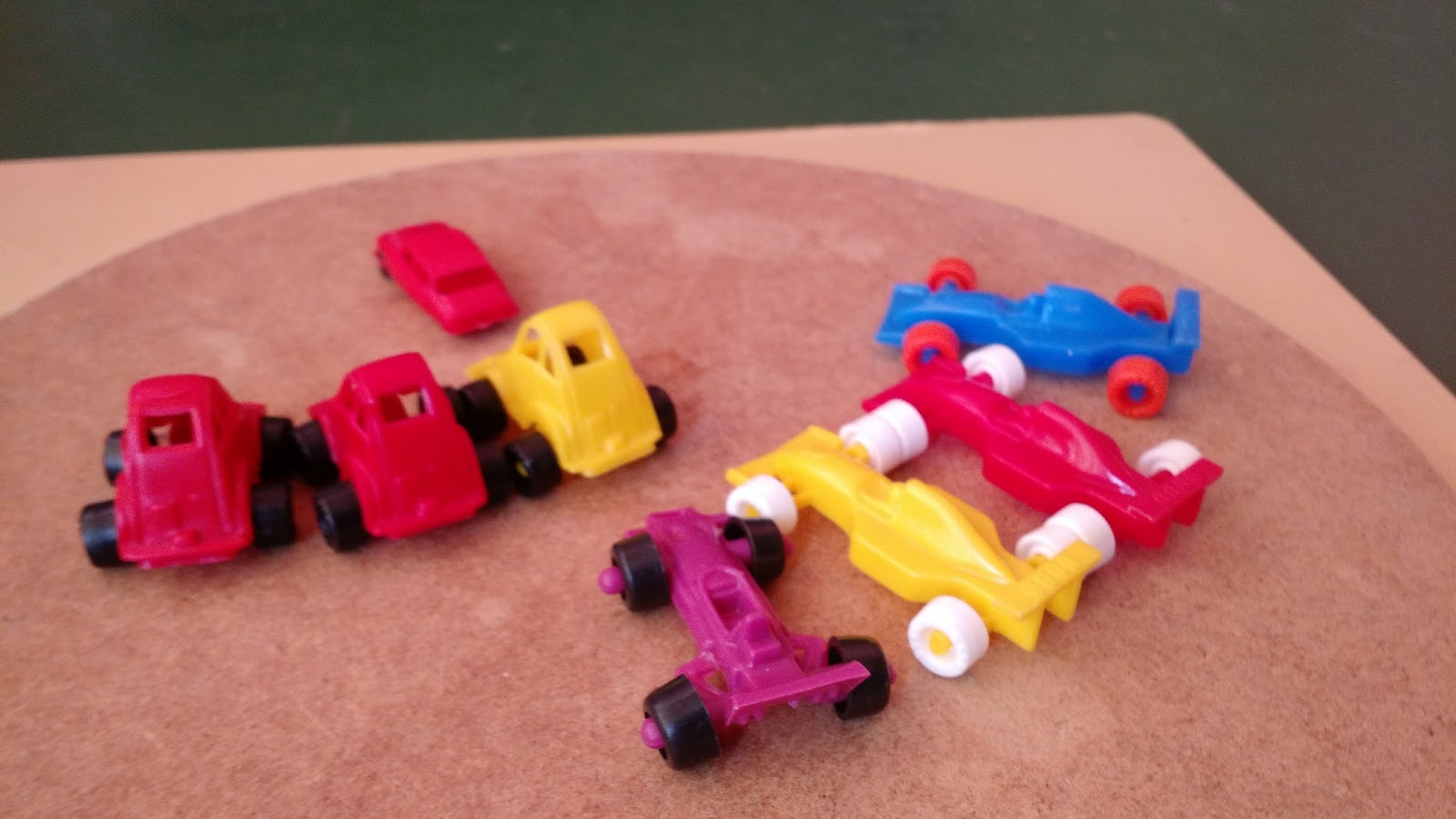 Carrinhos de plástico antigos um com etiqueta da Globo 6 cm e outro de  corrida 7,8 cm usados - Taffy Shop - Brechó de brinquedos