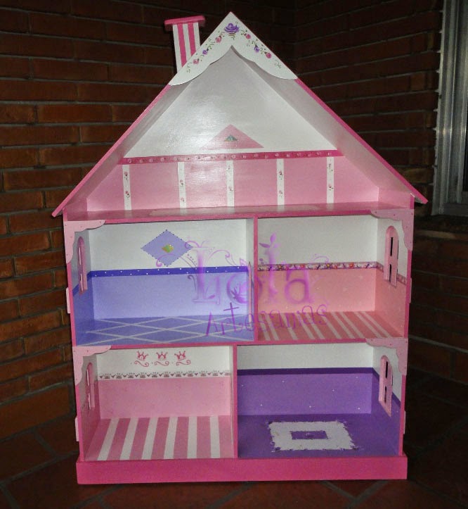 Lola Artesanías: Casita de muñeca en rosa y lila con chimenea