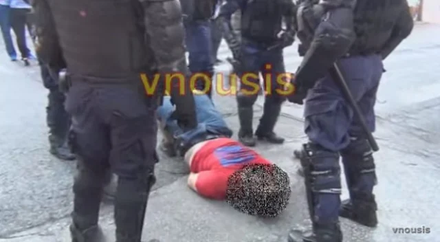 Διατάχθηκε ΕΔΕ πριν από λίγο για το βίντεο που δείχνει αστυνομικούς να δέρνουν διαδηλωτή
