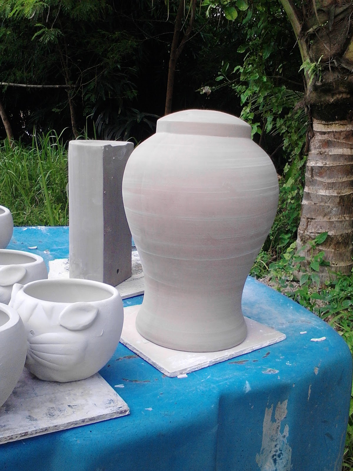 Proses pembentukan keramik dengan cara "slip casting" KERAMIK GLASIR