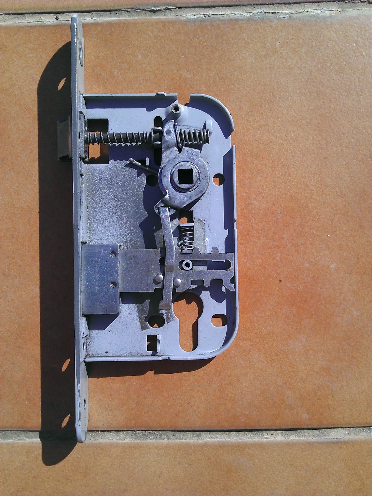 imahginable: Arreglar una cerradura de una puerta metálica