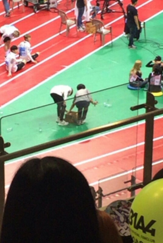 Jungkook punguti sampah pada acara Idol Star Athletics Championships 2016 / blog.kpopchart.net
