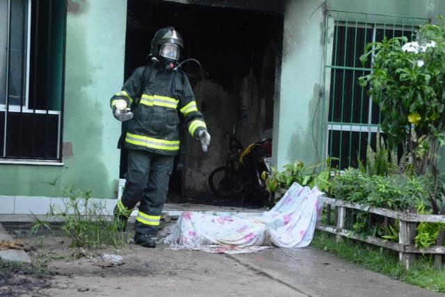 Mãe e filhas mortas em incêndio são sepultadas em Feira de Santana; vídeo