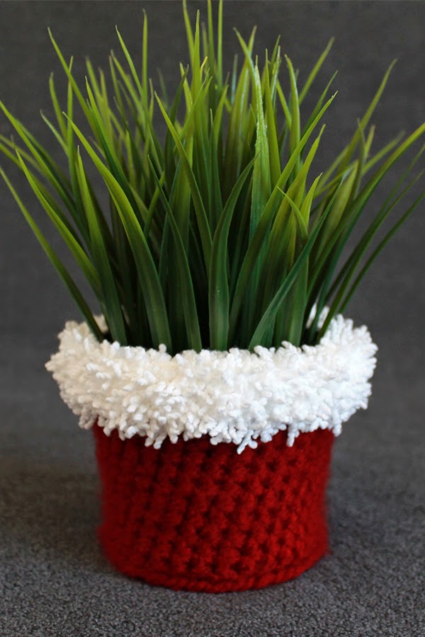 Crochet Holiday Planter Cover Pattern -- great gift! | The Inspired Wren