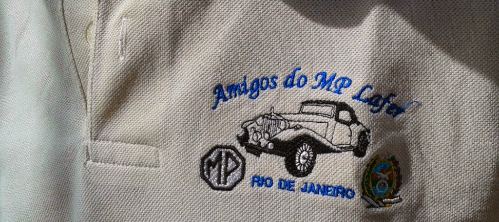 Detalhe da camisa pólo do grupo carioca  "Amigos do MP Lafer".