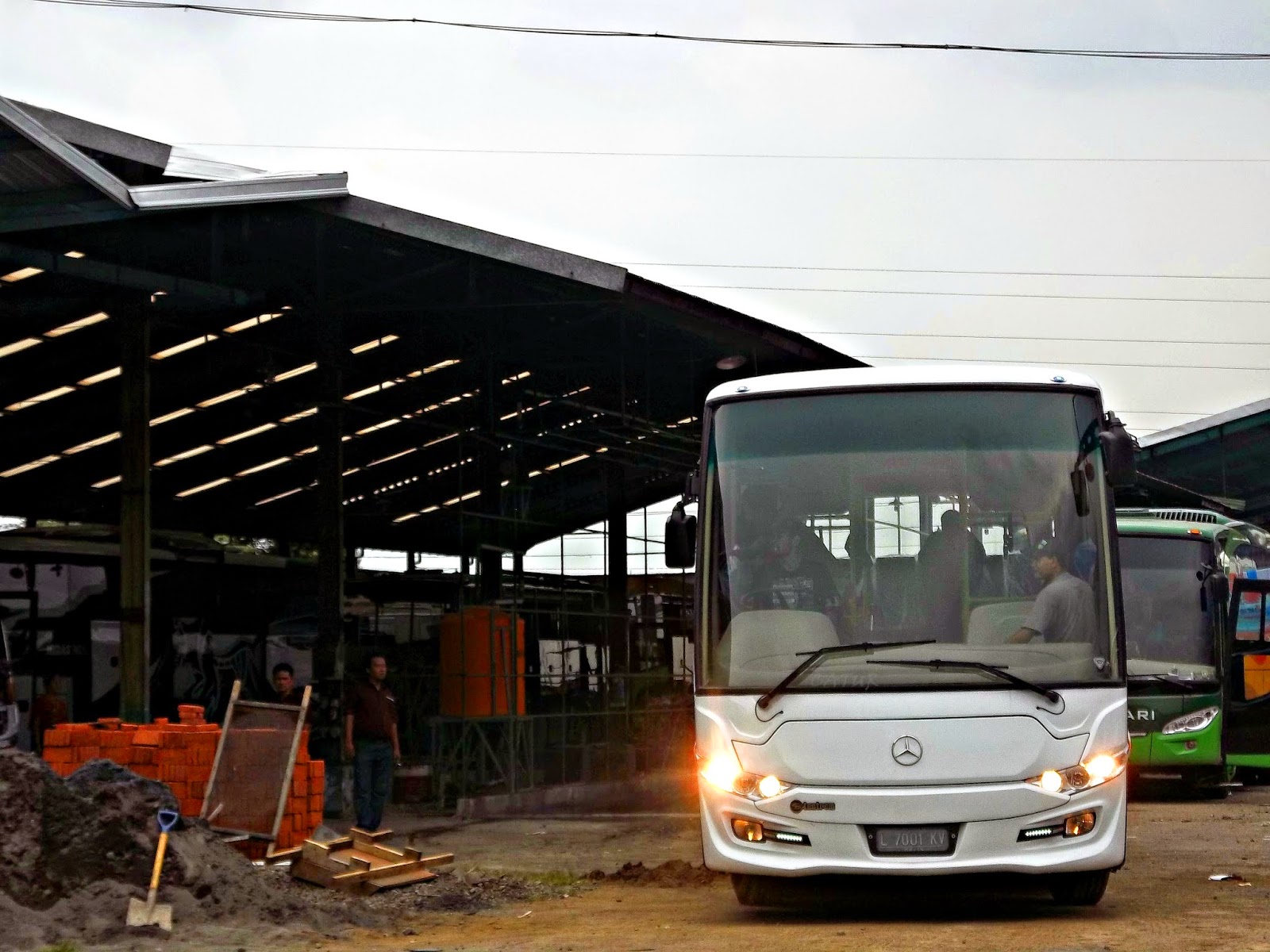 Tentrem Airport Bus Pulogadung Station Bus Malino Putra Hiba Utama