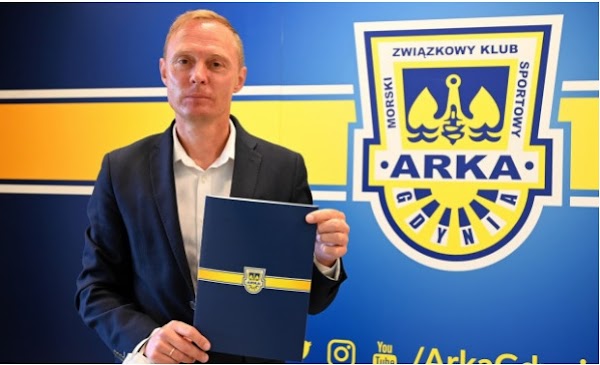 Oficial: Arka Gdynia, Mamrot nuevo entrenador hasta 2022