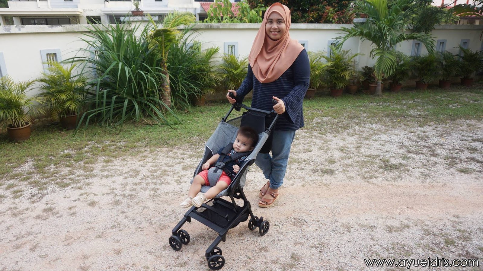 stroller paling kecil dan ringan