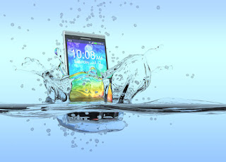Come fare tornare in vita uno Smartphone caduto in acqua: Consigli utili