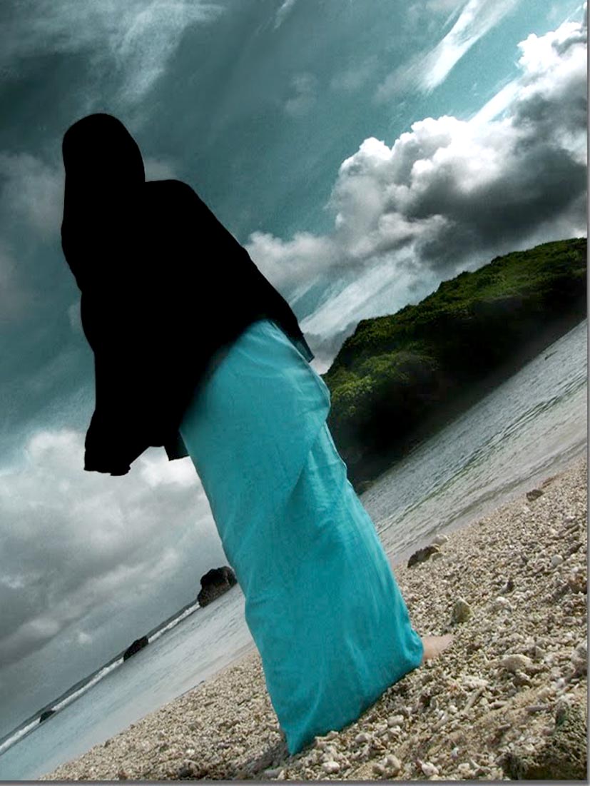 Грустные мусульманские. Грустная мусульманка. Мусульманка со спины. Печальная мусульманка. Девушка в хиджабе у моря.