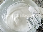 Prajitura cu crema mascarpone si ciocolata preparare reteta blat - punem zahar in albusurile batute spuma