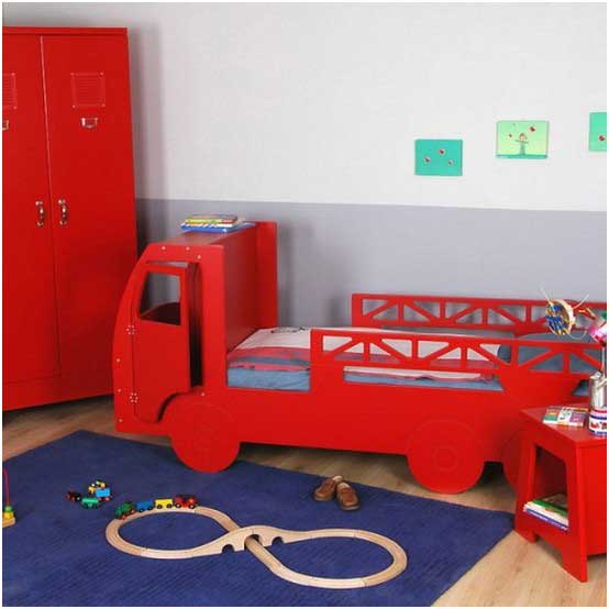 Kinderzimmer-Auto-Bett-Feuerwehrmann-rot-Kleiderschrank-blauen-Teppich