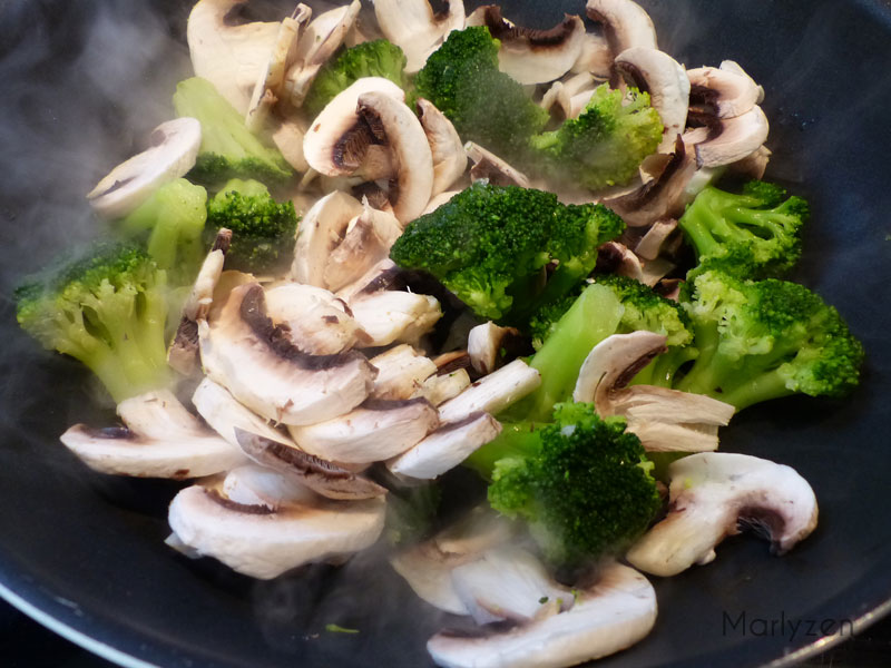 Faites cuire les brocolis et champignons dans un wok.