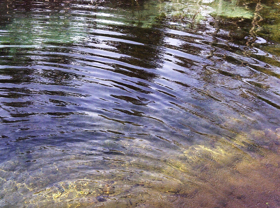 И тихая прозрачная вода. Круги на воде. Прозрачная вода в ручье. Рябь на воде живопись. Прозрачная вода живопись.