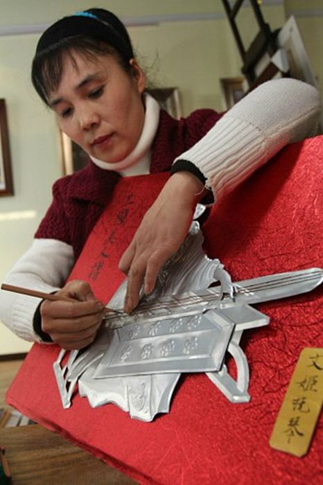 คุณครูหวังฉี (Wang Qi) กำลังโชว์วิธีการทำสามก๊กกระป๋อง คุณครูหวังฉี (Wang Qi) กำลังโชว์วิธีการทำสามก๊กกระป๋อง