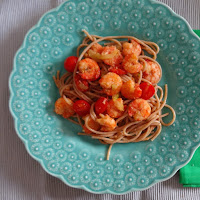  Massa integral com camarão, tomate e curgete