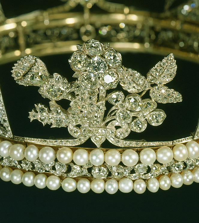 The Royal Order of Sartorial Splendor: The Queen's Top 10 Diamonds 
