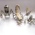 Insectos robot hechos con material reciclado.