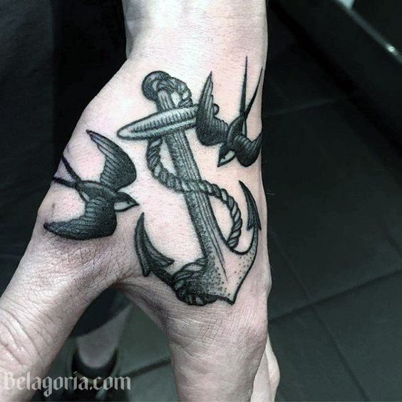 un tatuaje sencillo en la mano