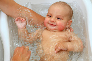 Cara Membiasakan Bayi Mandi Air Dingin
