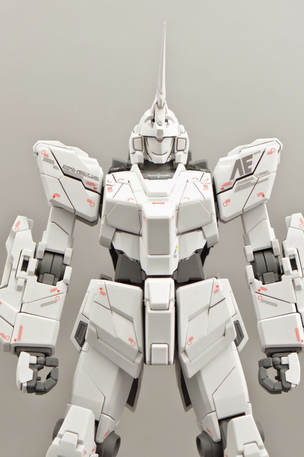 MG RX-0 Unicorn Gundam (deactivated mode)