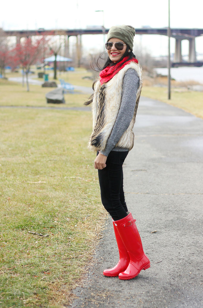 Red Hunter Boots, Faux Fur Vest, How to wear fuax fur vest, Camo Beanie