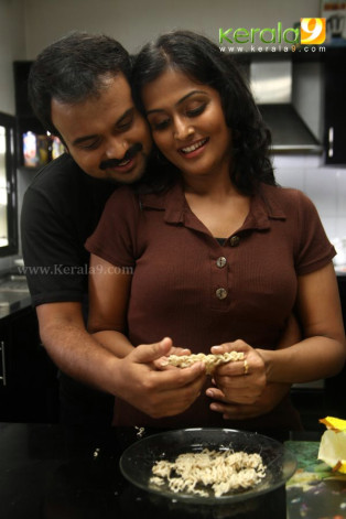 HOT KERALA: Remya Nambeesan's Boob Pressing