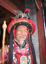 En av Yunnans Dongba-sjamaner